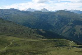 Bad Gastein s okolní krajinou