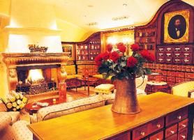 Rakouský hotel Grüner Baum s halou